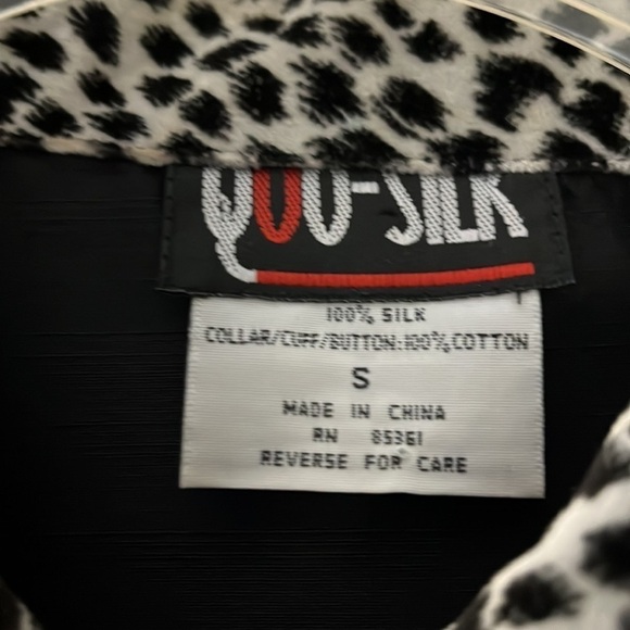 Quo Silk 100% silk black blouse with velvet cuff, button and collar. Size S - Picture 2 of 8